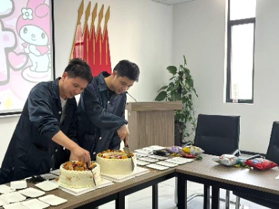 員工生日會切蛋糕_安徽英特麗.jpg